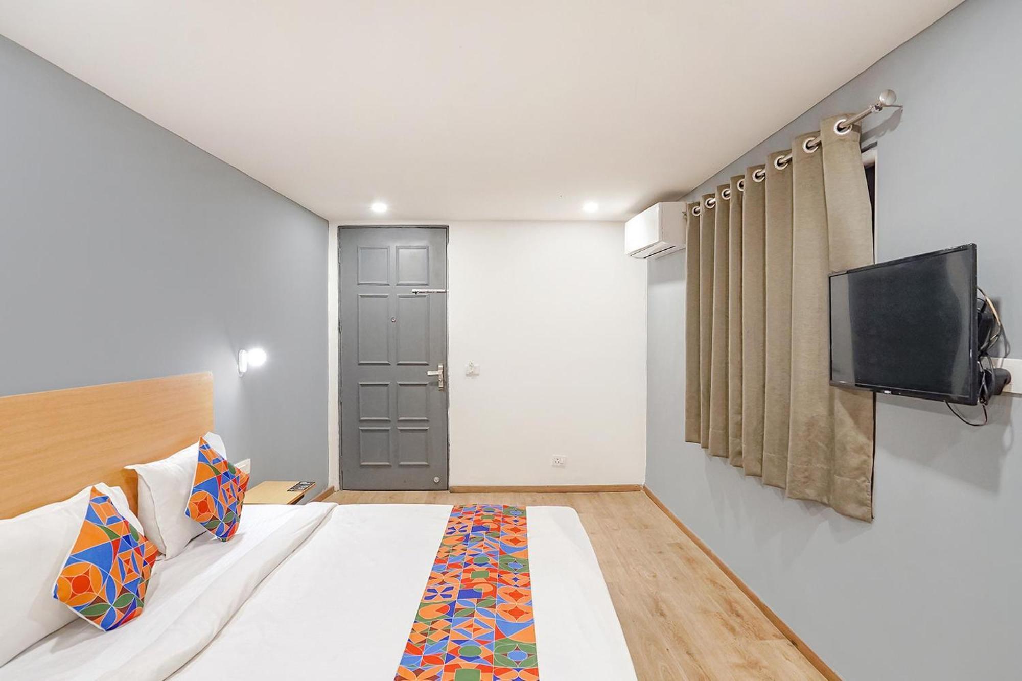Super Townhouse O Hotel Aditya Residency Near Parthala Over Bridge Sector 121 Noida Indirapuram Exteriör bild