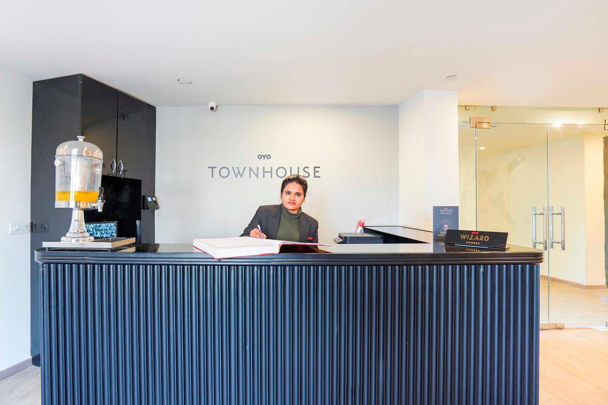 Super Townhouse O Hotel Aditya Residency Near Parthala Over Bridge Sector 121 Noida Indirapuram Exteriör bild