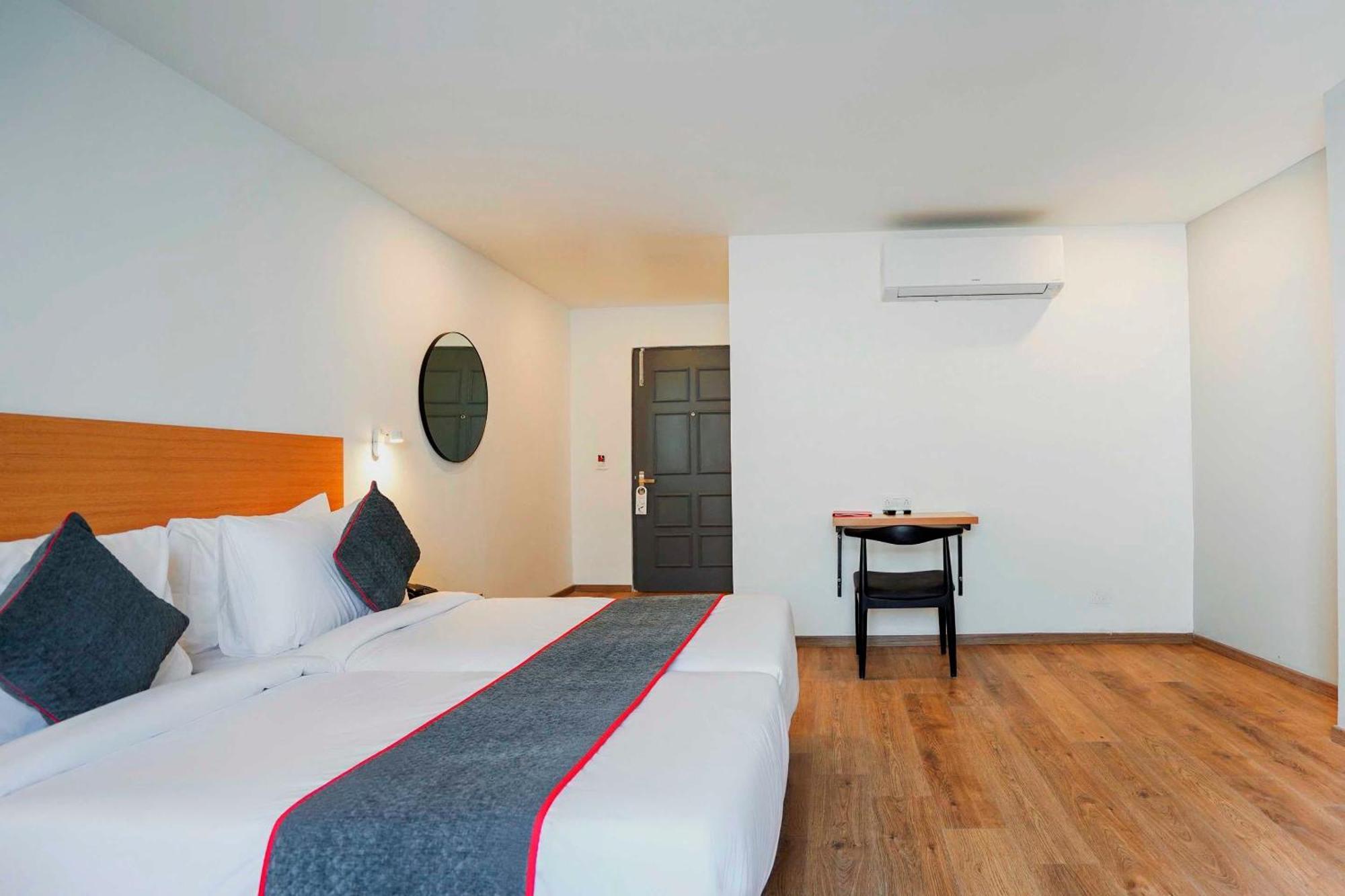 Super Townhouse O Hotel Aditya Residency Near Parthala Over Bridge Sector 121 Noida Indirapuram Exteriör bild
