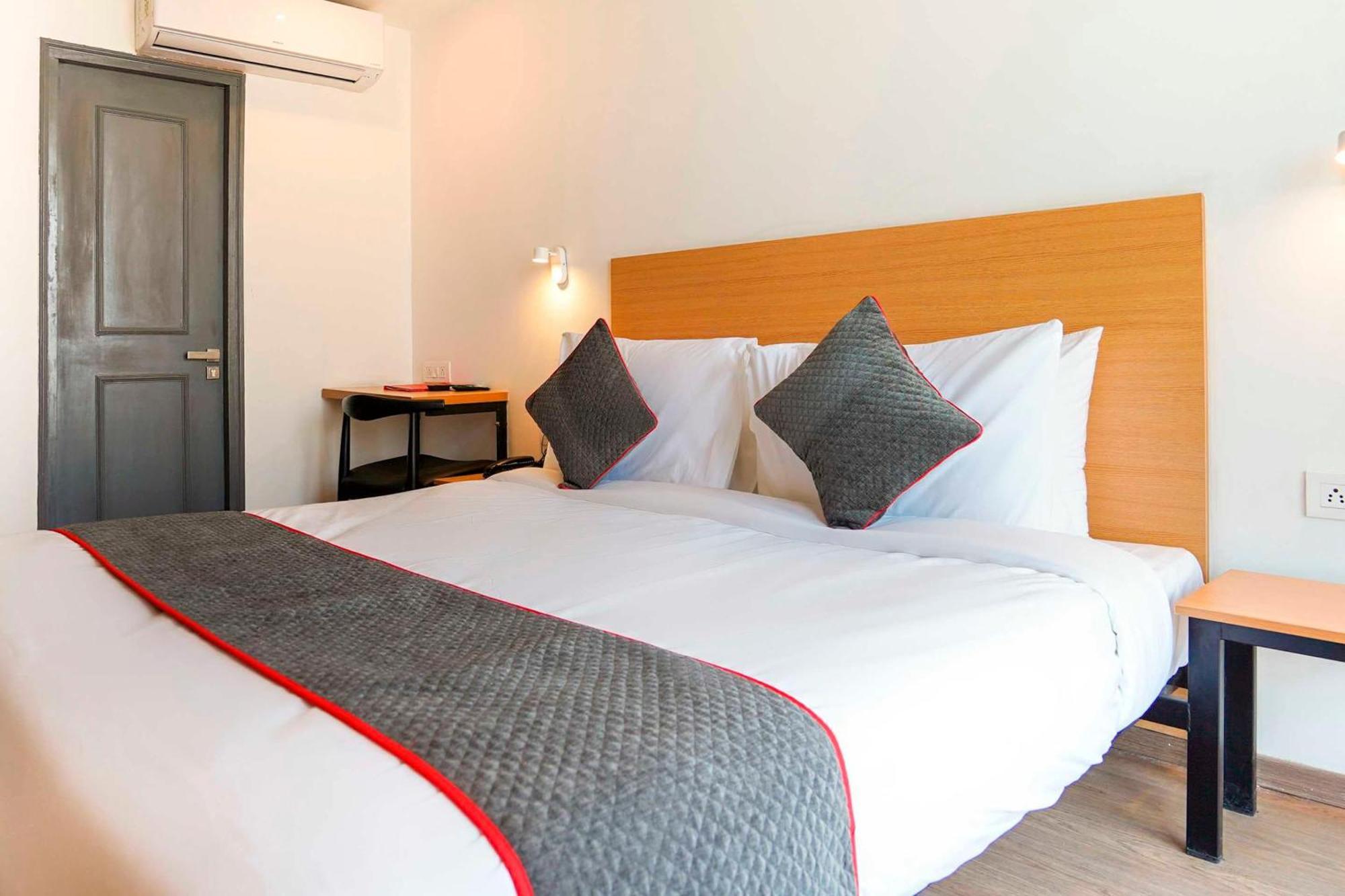 Townhouse O Hotel Aditya Residency Near Parthala Over Bridge Sector 121 Noida Indirapuram Exteriör bild